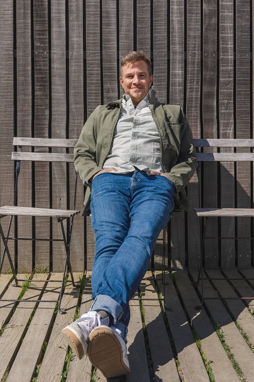 Der Autor Michael Kobr sitzend auf einer Bank