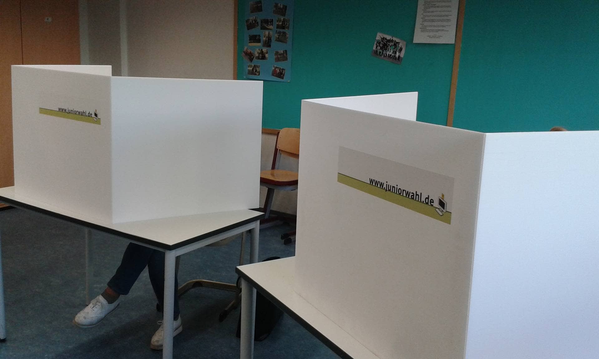 Zwei Wahlkabinen der Juniorwahl in einem Klassenzimmer