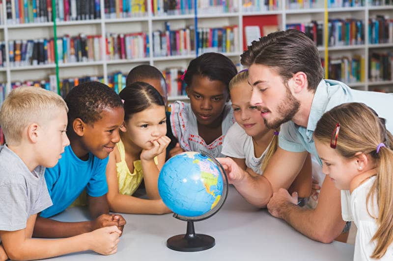 Schulklasse beschäftigt sich mit Globus