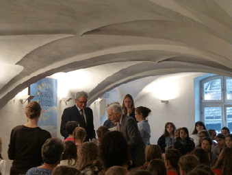 Oberbürgermeister Czisch und Hr. Hitzler, Leiter des Staatlichen Schulamts, verleihen die Preise