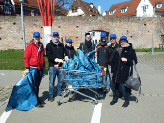 Gruppenfoto nach getaner Arbeit an der Donau