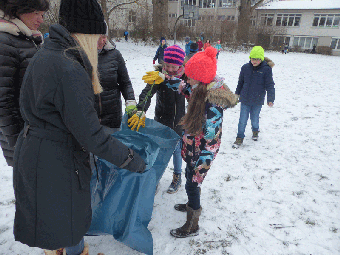 Trotz Schnee zeigten die Schüler/innen der Jörg-Syrlin-Schule am 19. März 2018 vollen Einsatz beim Müllsammeln
