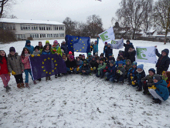 Gruppenfoto im Schnee - die Schüler/innen der Jörg-Syrlin-Schule nach erfolgreich zu Ende gebrachter Sammelaktion
