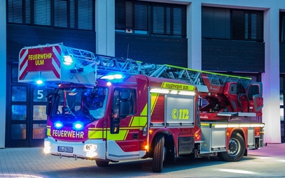 Neue Drehleiter der Feuerwehr Ulm bei dämerung mit eingeschaltetem Blaulicht