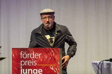 Patrick Wieland hält die Laudatio für Ulm RAPresent, die Preisträger der Sparte Populäre Kunst