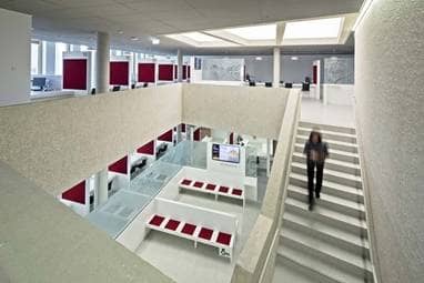 Die Wände, Fußböden und Treppen sind weiß, die Sitzflächen rot.