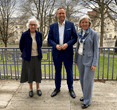 Oberbürgermeister Martin Ansbacher mit zwei älteren Frauen auf einer Terasse