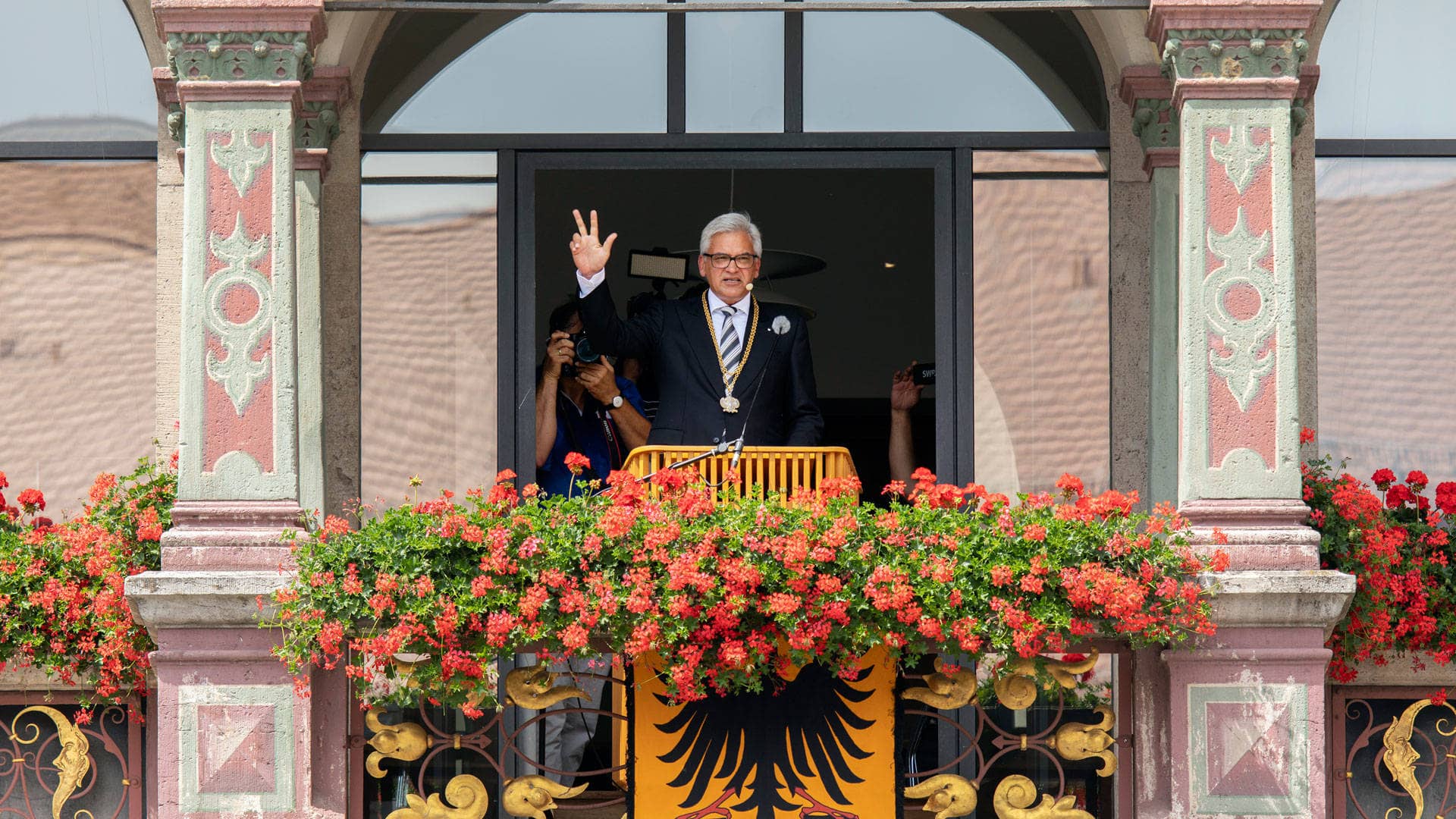 Oberbürgermeister Gunter Czisch schwört auf dem Balkon des Weinhofs