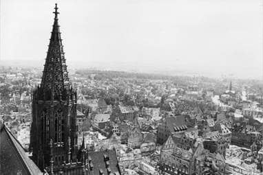 Blick vom Ulmer Münster über die zerstörten Dächer Ulms.