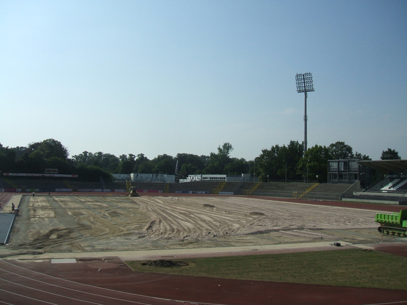 Stadion Ulm,  abgetragenes Spielfeld zur Sanierung der Rasenfläche, Bild aus 2015