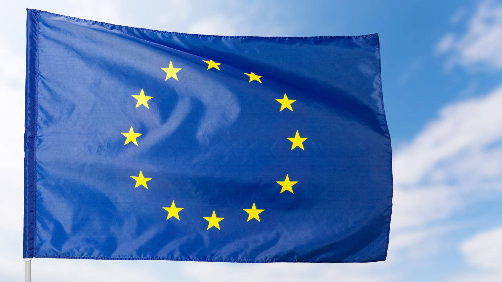 Die blaue Fahne der Europäischen Union mit gelben Sternen